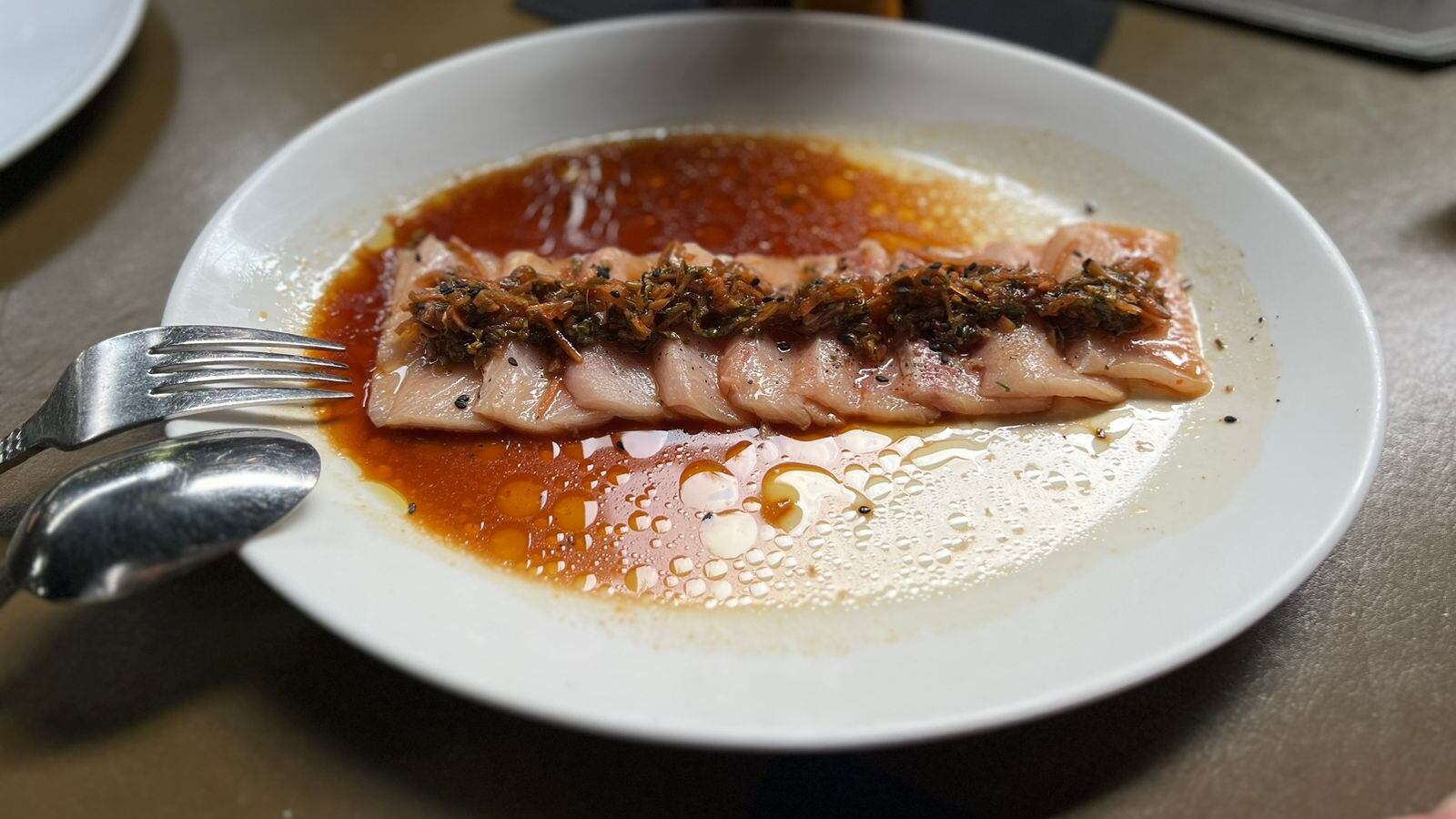 Sashimi de Hamachi con salsa rasurada de chiltepín