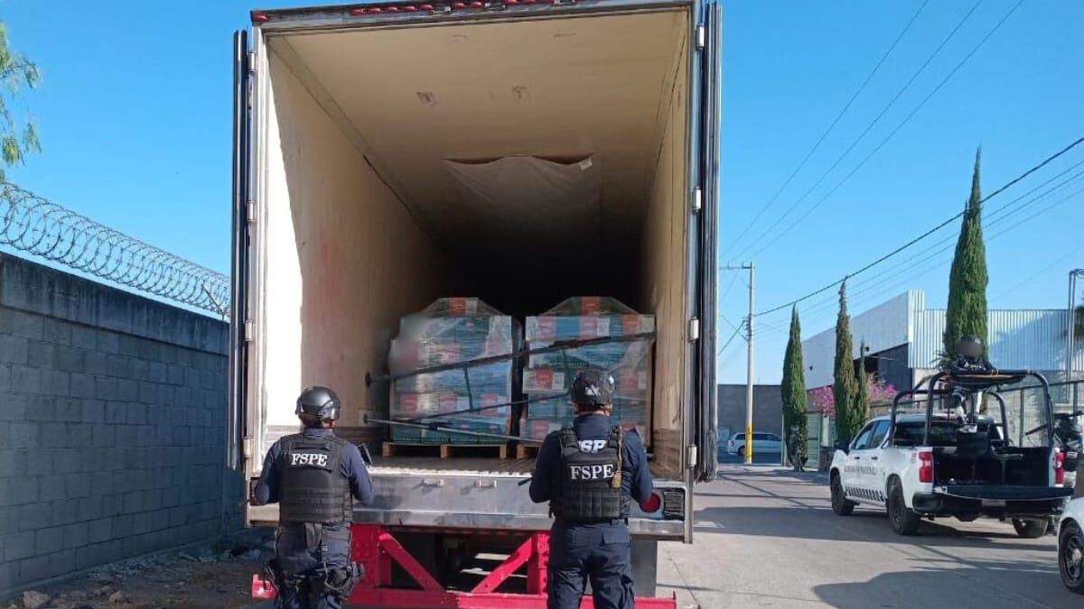 Autoridades aseguraron un tractocamión con más de 1,186 cajas de queso gouda robado, valuado en más de 4 millones de pesos, durante un operativo en la Zona Industrial de Celaya.