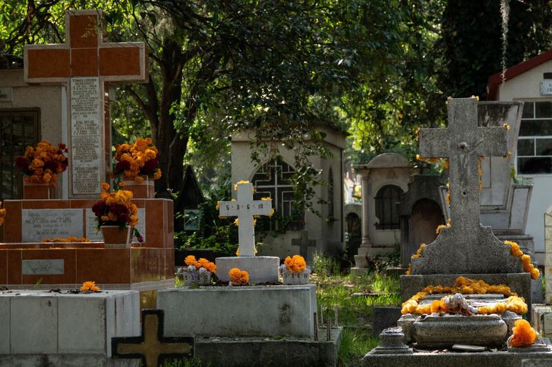 Familias acuden al Panteón Civil de Dolores por Día de Muertos