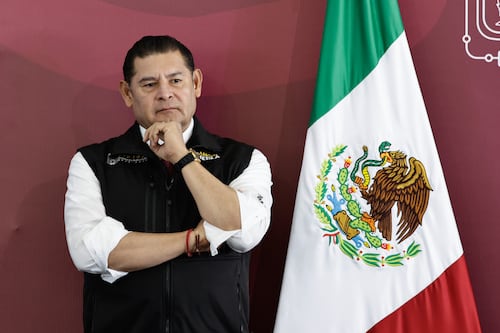 Armenta acusa “granjas de bots” vinculadas a televisora por campaña contra Cablebús