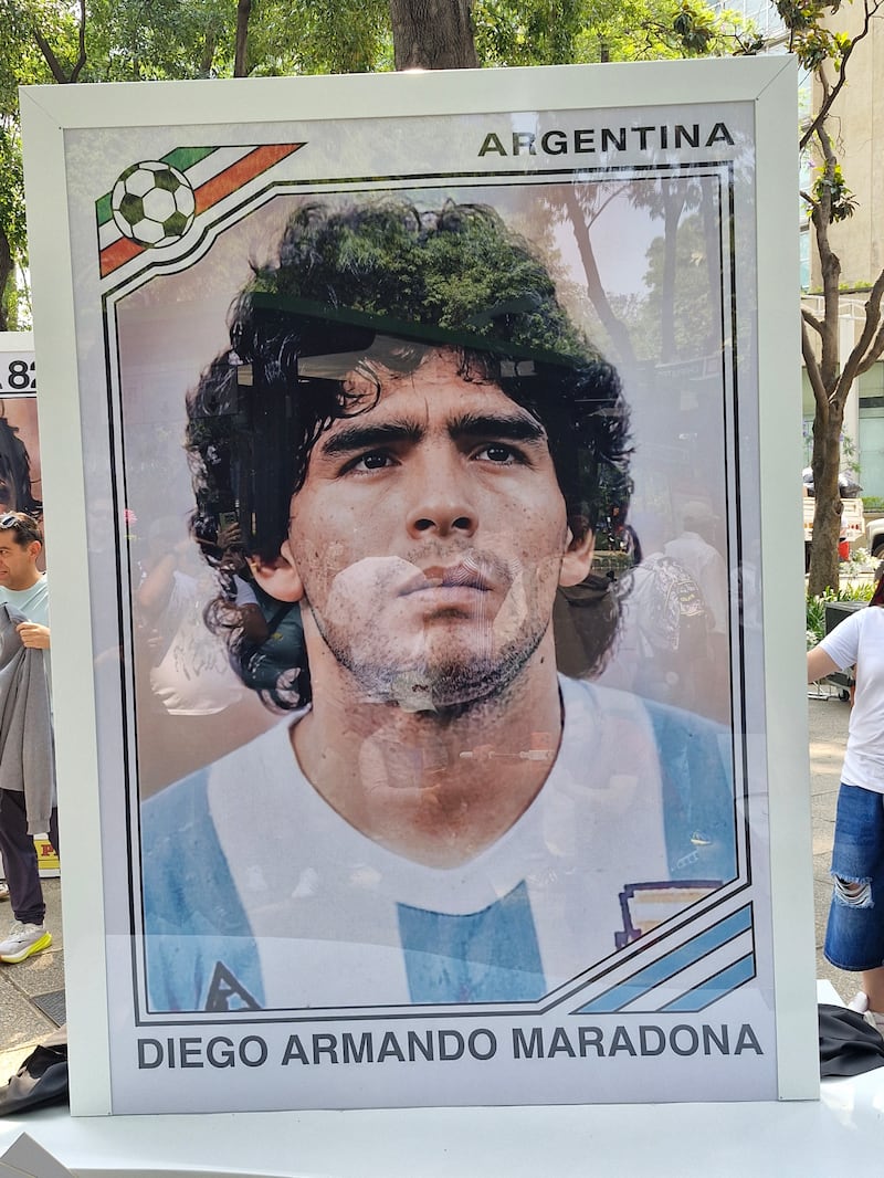 Estampa monumental de Maradona.