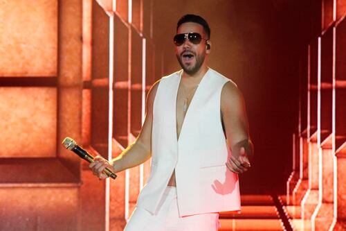 ¡Conmovedor! Romeo Santos cumplió el sueño de una fanática en su concierto de California