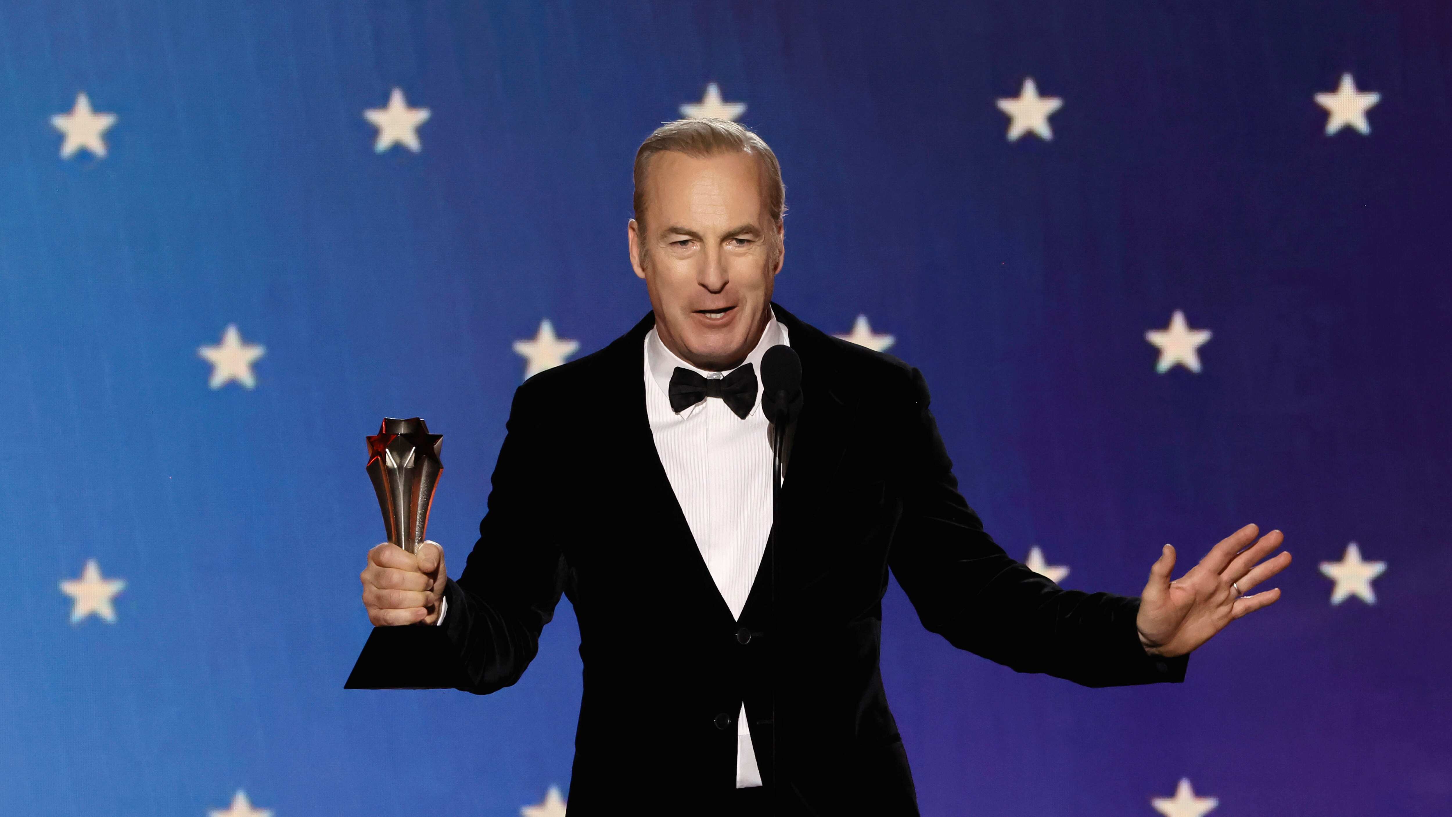 Bob Odenkirk obtiene la presea a tMejor Actor en un Drama Series por Better Call Saul.