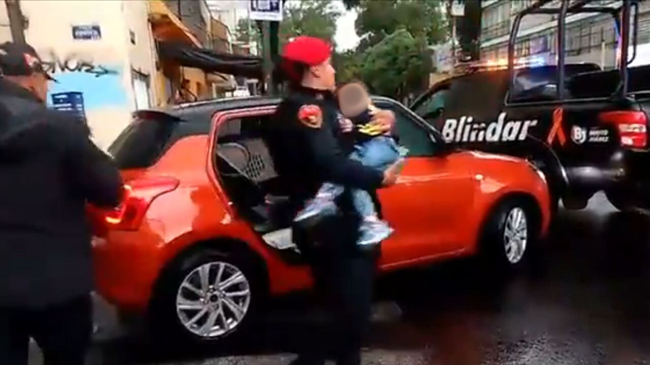 Padres dejan auto encendido con bebé a bordo y ladrón lo roba en calles de la alcaldía Cuauhtémoc