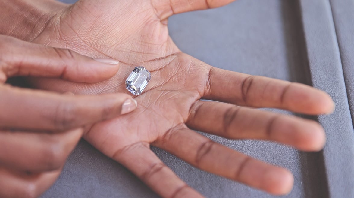 Con 200 gramos de cenizas o 10 gramos de pelo del difunto se pueden crear diamantes de entre 0.25 y dos quilates, en colores ámbar, rosa, rojo, azul y tono puro natural.