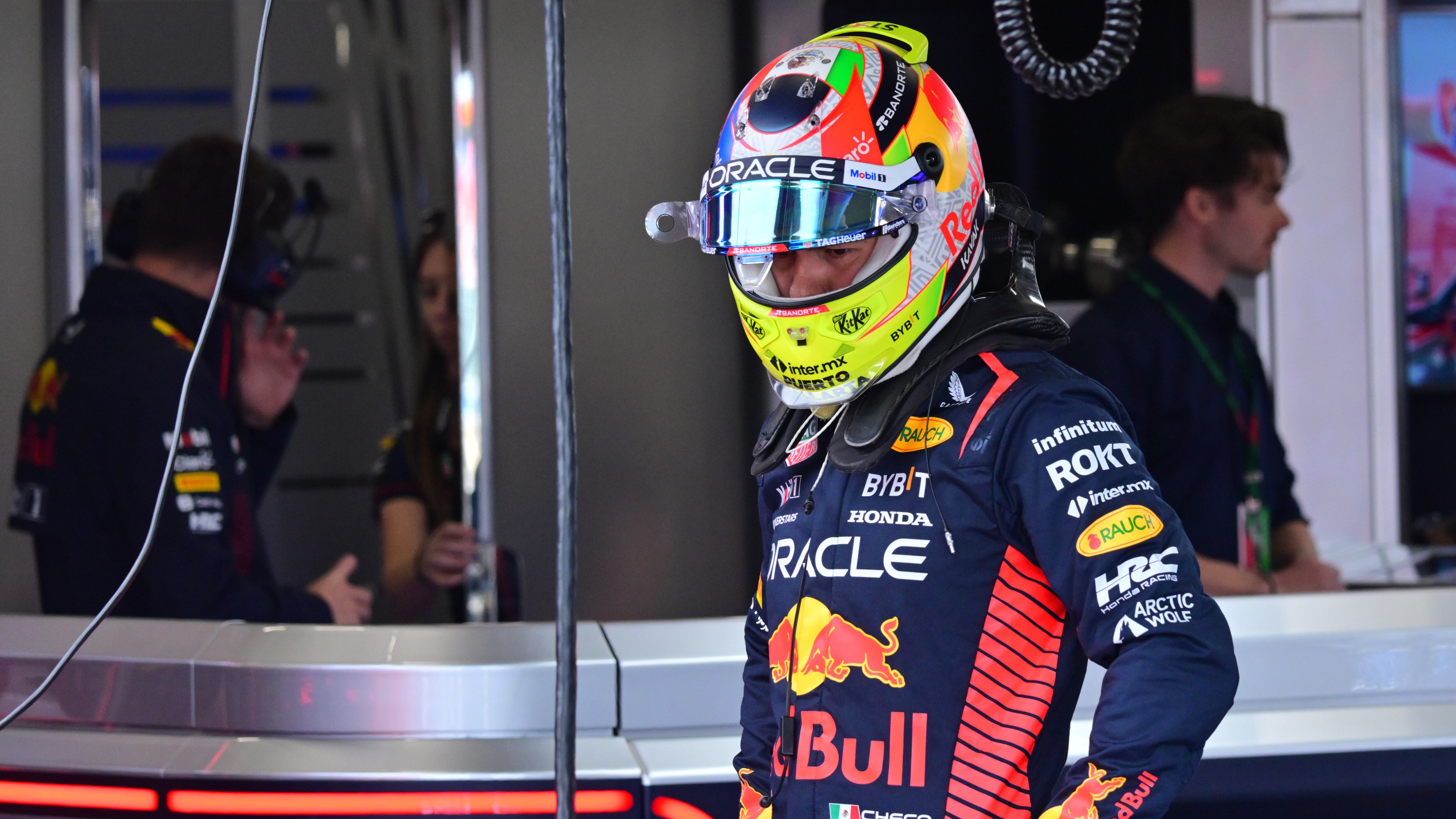Un apesadumbrado Checo Pérez saldrá de nuevo desde el fondo en un GP. / Andrej Isakovic /AFP
