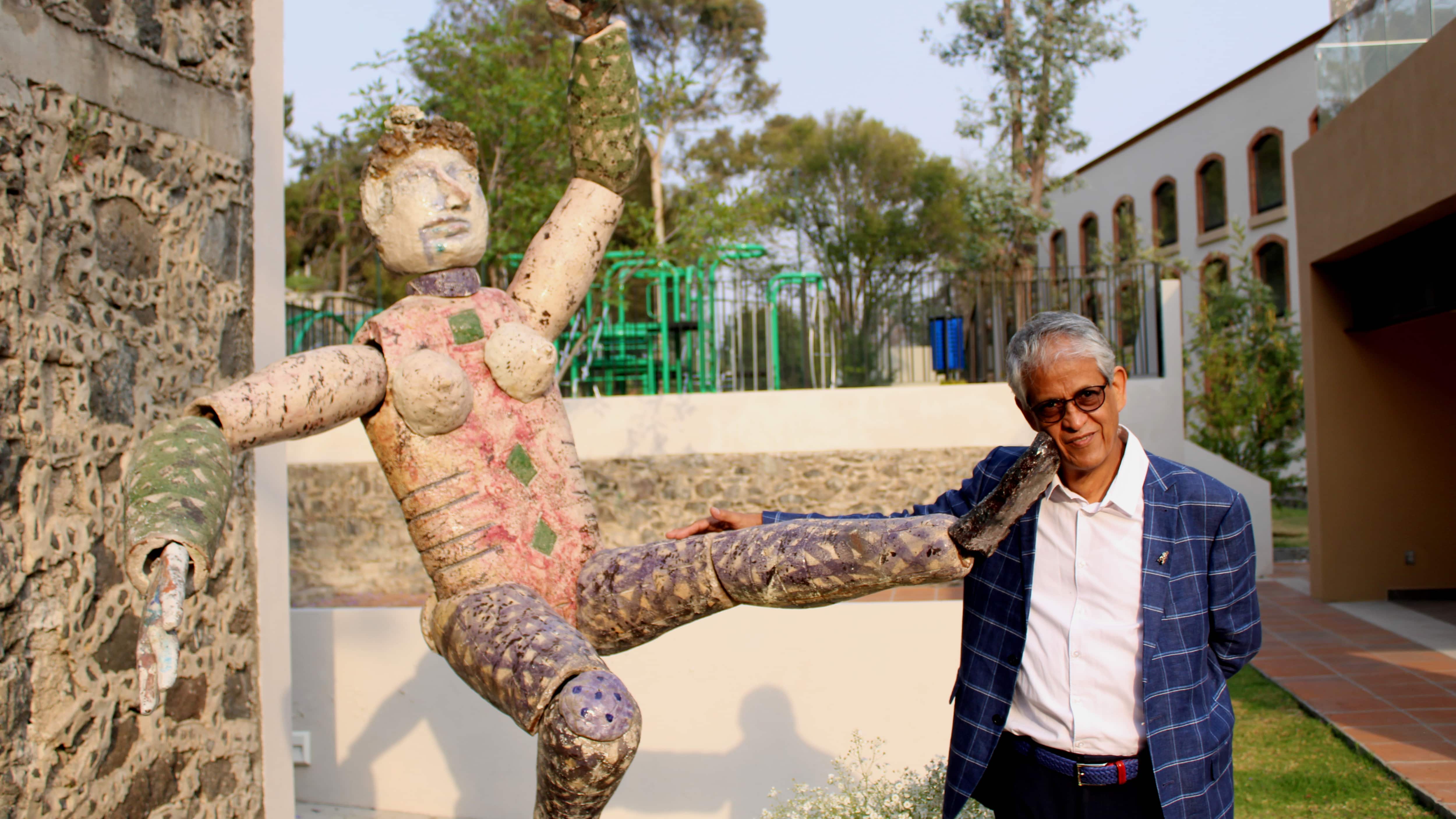 Llama a reconocer la importancia del trabajo artístico.