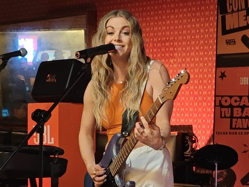 La artista demuestra el potencial de esta innovación. Estos dispositivos democratizan herramientas antes exclusivas de estudios profesionales