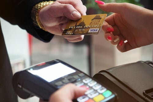 ¿Qué establecimientos pueden cobrar comisión por pagar con tarjeta?