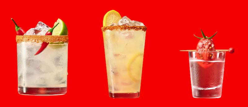 La fusión entre Absolut Vodka y Salsa Tabasco da como resultado un vodka spicy con esencia natural de chile rojo fermentado. Ideal para micheladas y para maridar con tacos durante los partidos