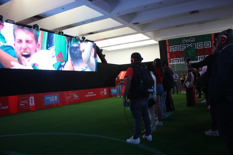 El recorrido previo a la zona en donde los aficionados pueden tomarse una foto con el trofeo resulta un interesante despliegue multimedia del recorrido de la Copa del Mundo en el tiempo.