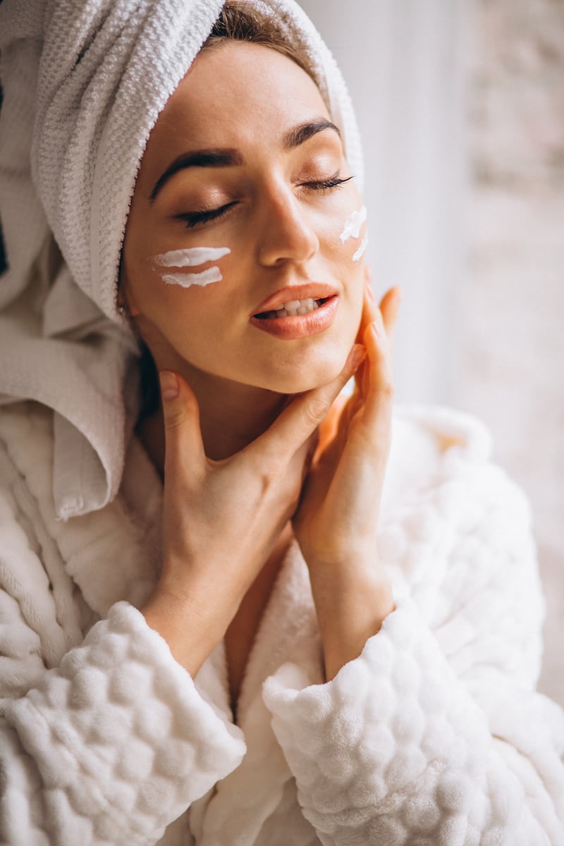 Evita sobrecargar tu piel en verano con rutinas innecesarias. Conoce cómo los activos puros de Etat Pur —como ácido hialurónico, salicílico o aloe vera— pueden ayudarte a mantener tu piel hidratada, protegida y equilibrada durante los meses más calurosos.