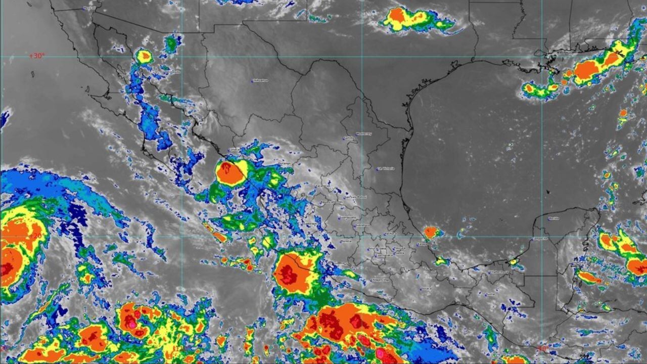 Huracán Carlotta se intensifica provocando fuertes lluvias en México
