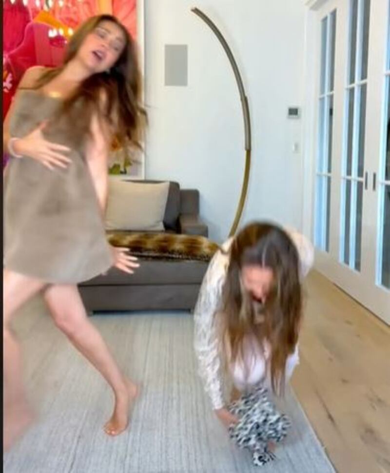Cómo hacer el efecto cambio de ropa de TikTok