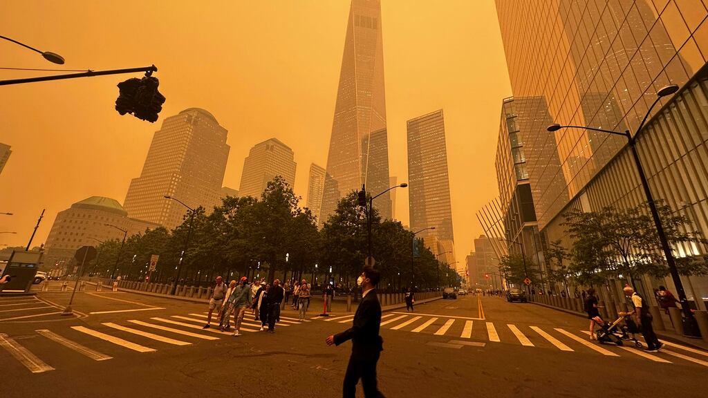 Incendios en Canadá tiñen cielo de NY.