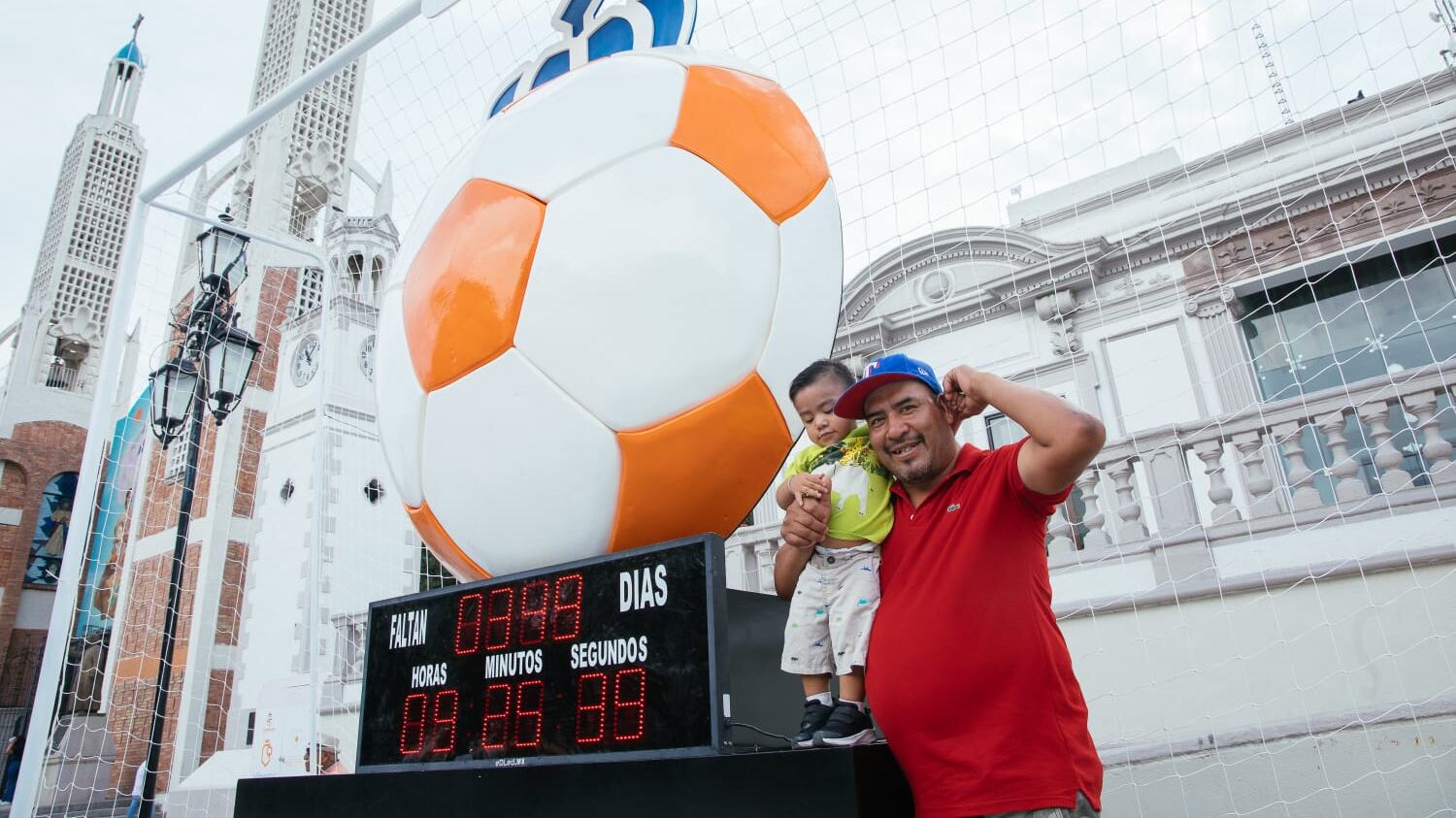 Todos los días los ciudadanos se toman fotos con el reloj que muestra la cuenta regresiva para el Mundial.