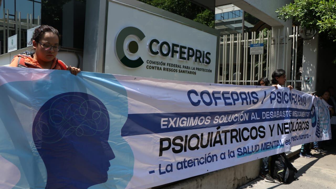 Manifestación por desabasto psiquiátrico en COFEPRIS.