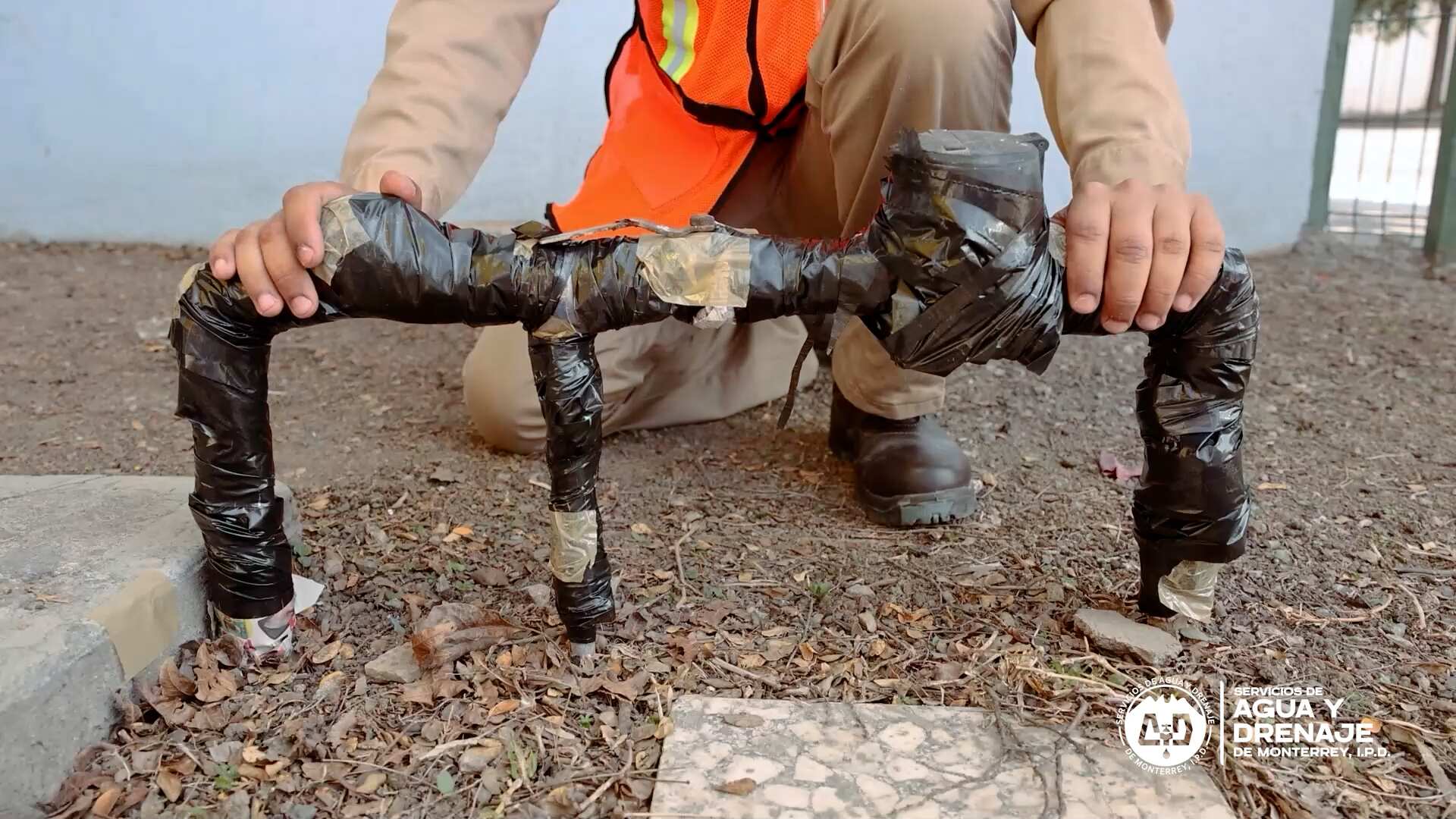 Una buena idea es cubrir los medidores con plástico y aislarlos con cinta canela.