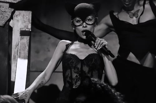 Ariana Grande volvió a los escenarios, pero su apariencia física generó preocupación en redes
