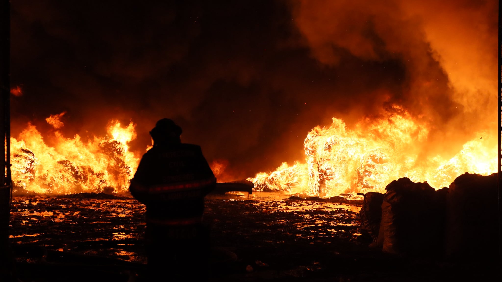 El terreno donde se registra el incendio mide más de mil metros cuadrados y almacenaban gran cantidad de plásticos en este lugar.