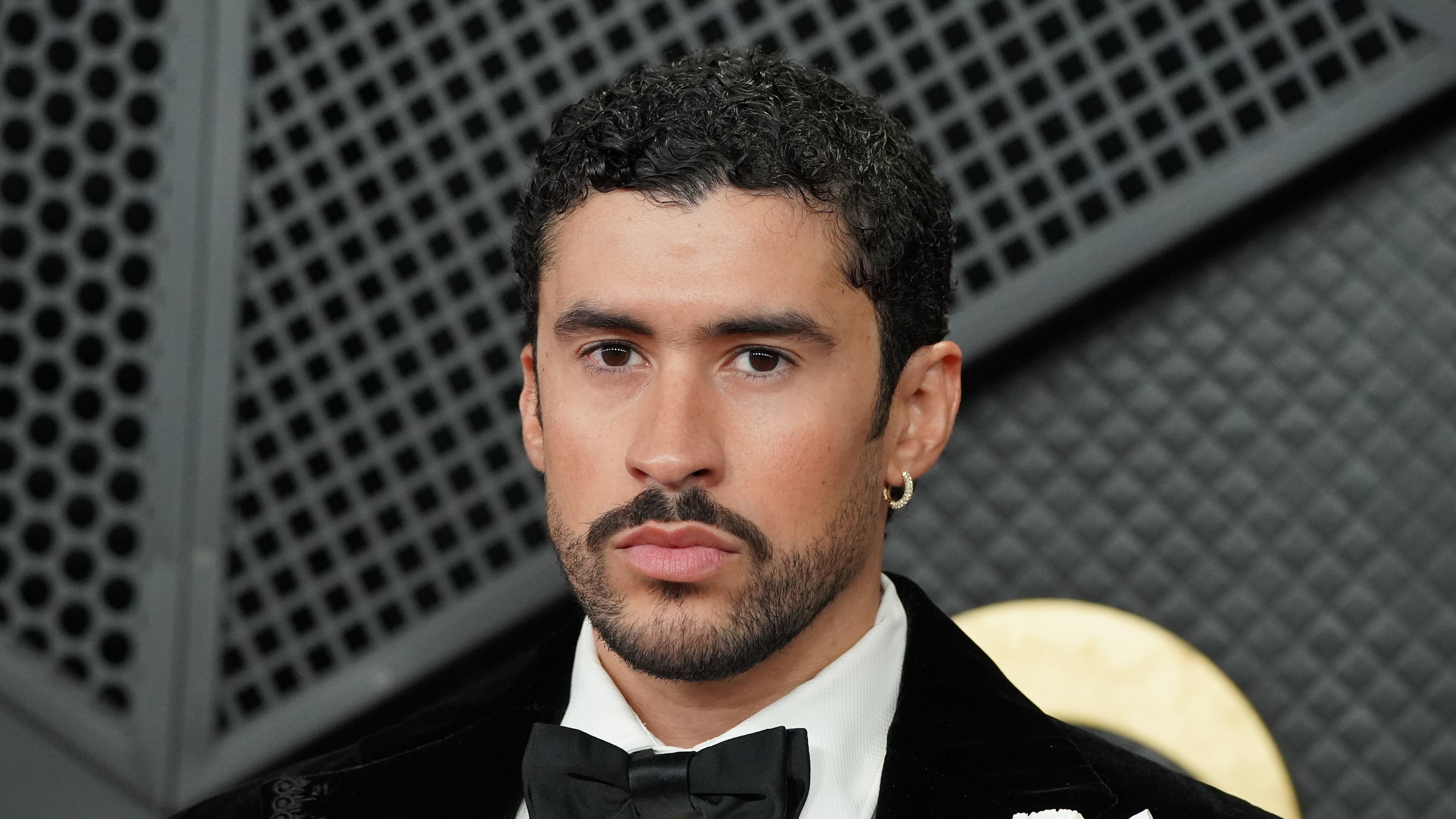 Lo curioso del traje de Bad Bunny.