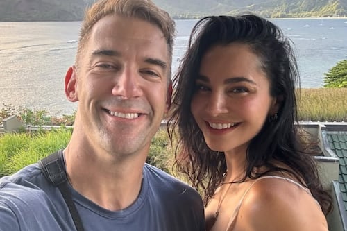 Video: Martha Higareda y Lewis Howes dan la bienvenida a sus gemelas