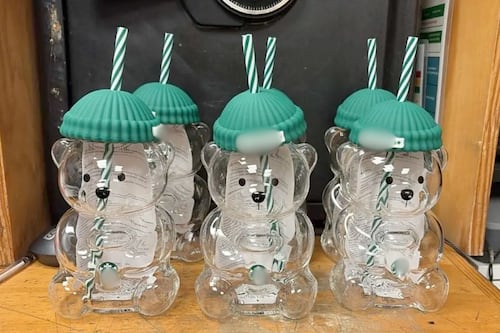 Vaso de oso de famosa cafetería se revende hasta en casi 14 mil pesos