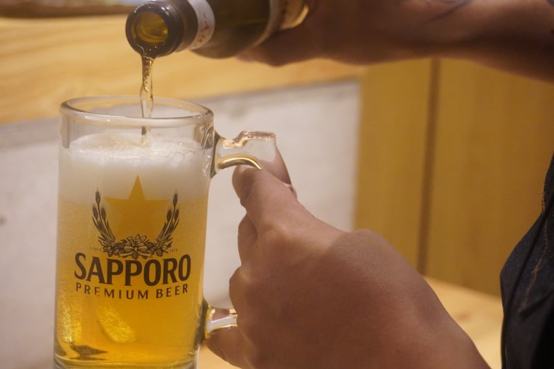 Con una inspiración profundamente oriental, el establecimiento logra crear una experiencia auténtica que se amplifica por sus platillos tradicionales que te harán querer probarlos todos