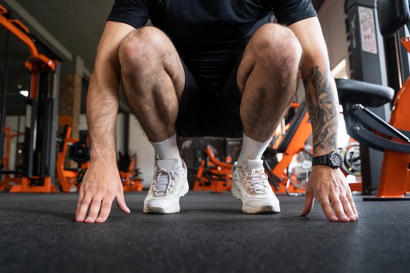 La calistenia es una disciplina que se ha puesto muy de moda en años recientes, siendo uno de los entrenamientos preferidos de los famosos. Foto: Freepik.