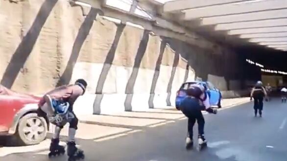 Patinadores que invadieron carriles de acceso controlado en Río Mixcoac.