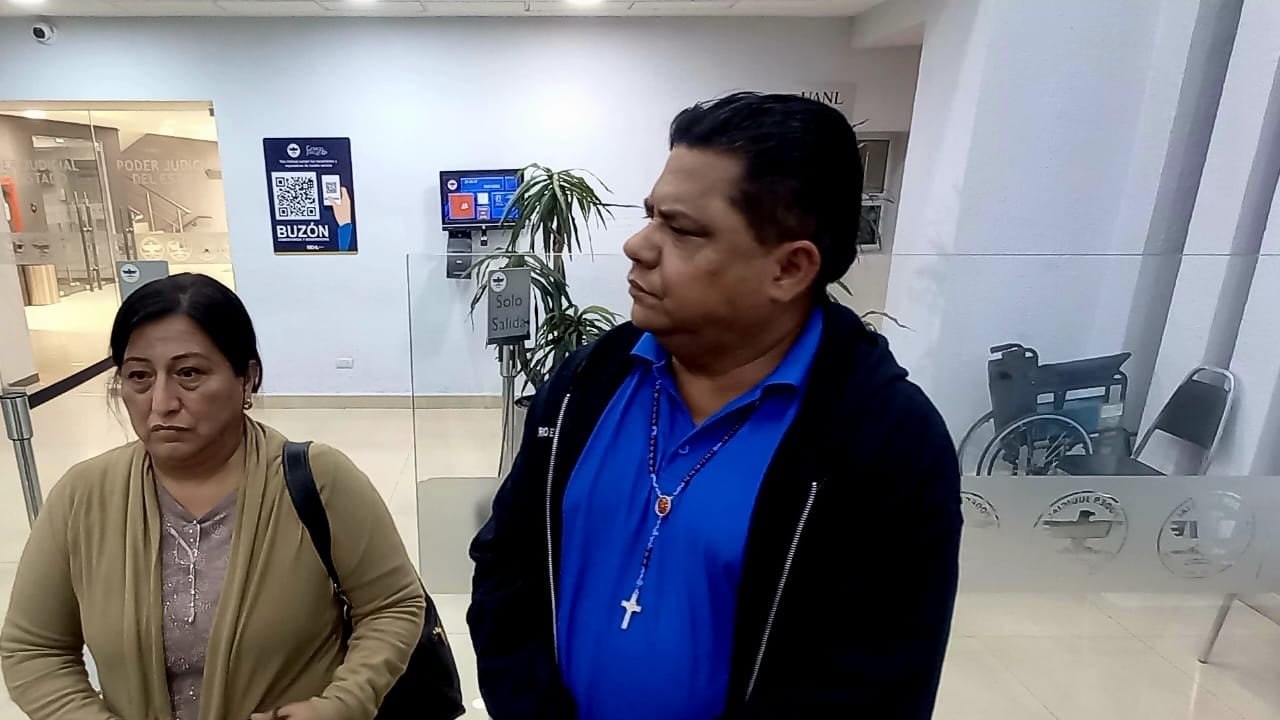 Dolores Bazaldúa y Mario Escobar, papás de Debanhi, pasaron este lunes más de cinco horas en la audiencia de vinculación.