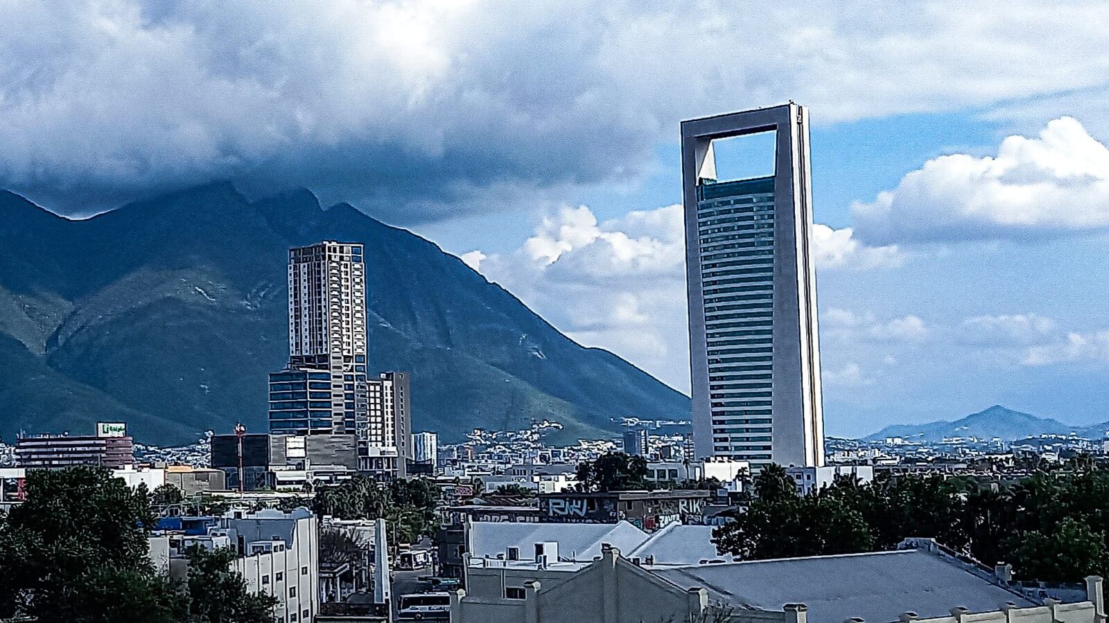 El edificio está brindando servicios a los ciudadanos que acuden a realizar algún trámite.