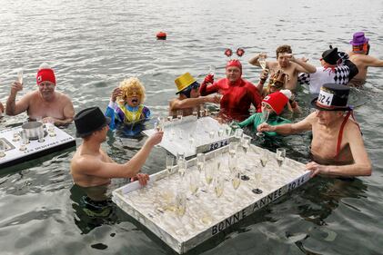 Reciben al año nuevo con chapuzón de agua helada.