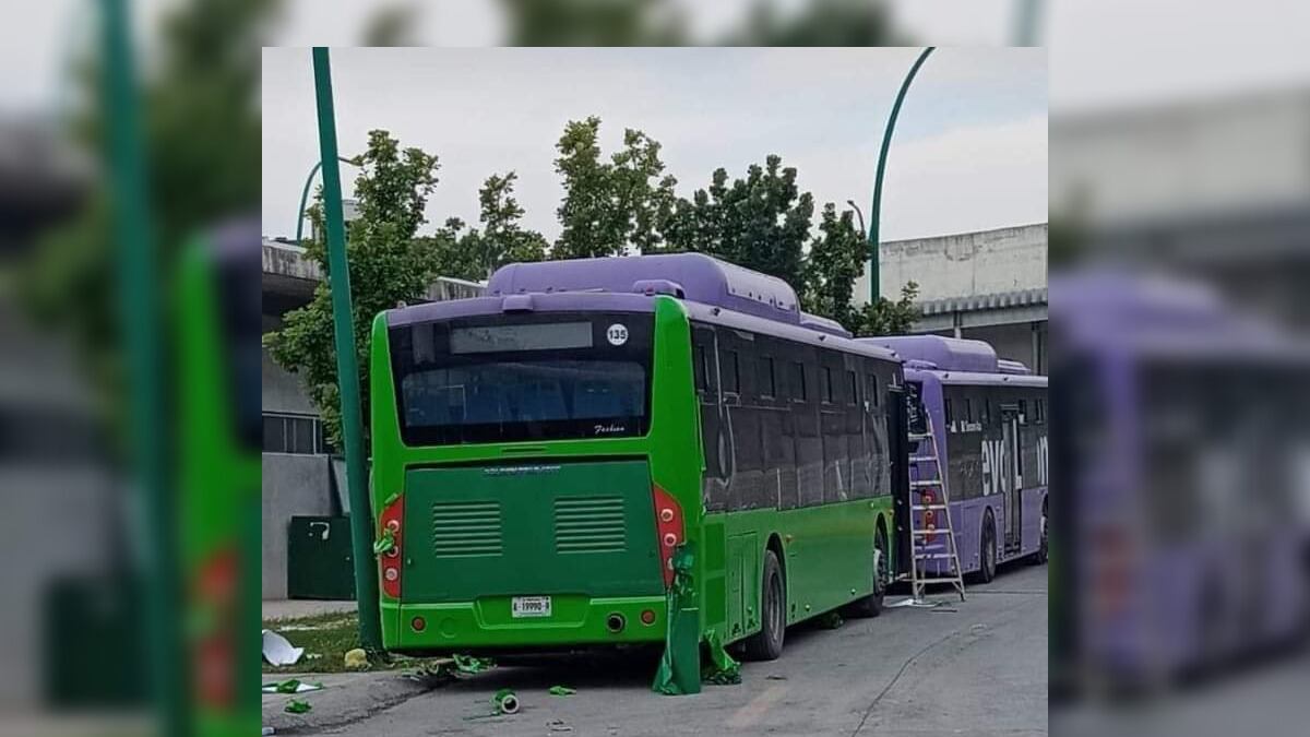 En esta foto se aprecia que la unidad está siendo pintada con vinil verde, aunque le dejaron el techo morado.