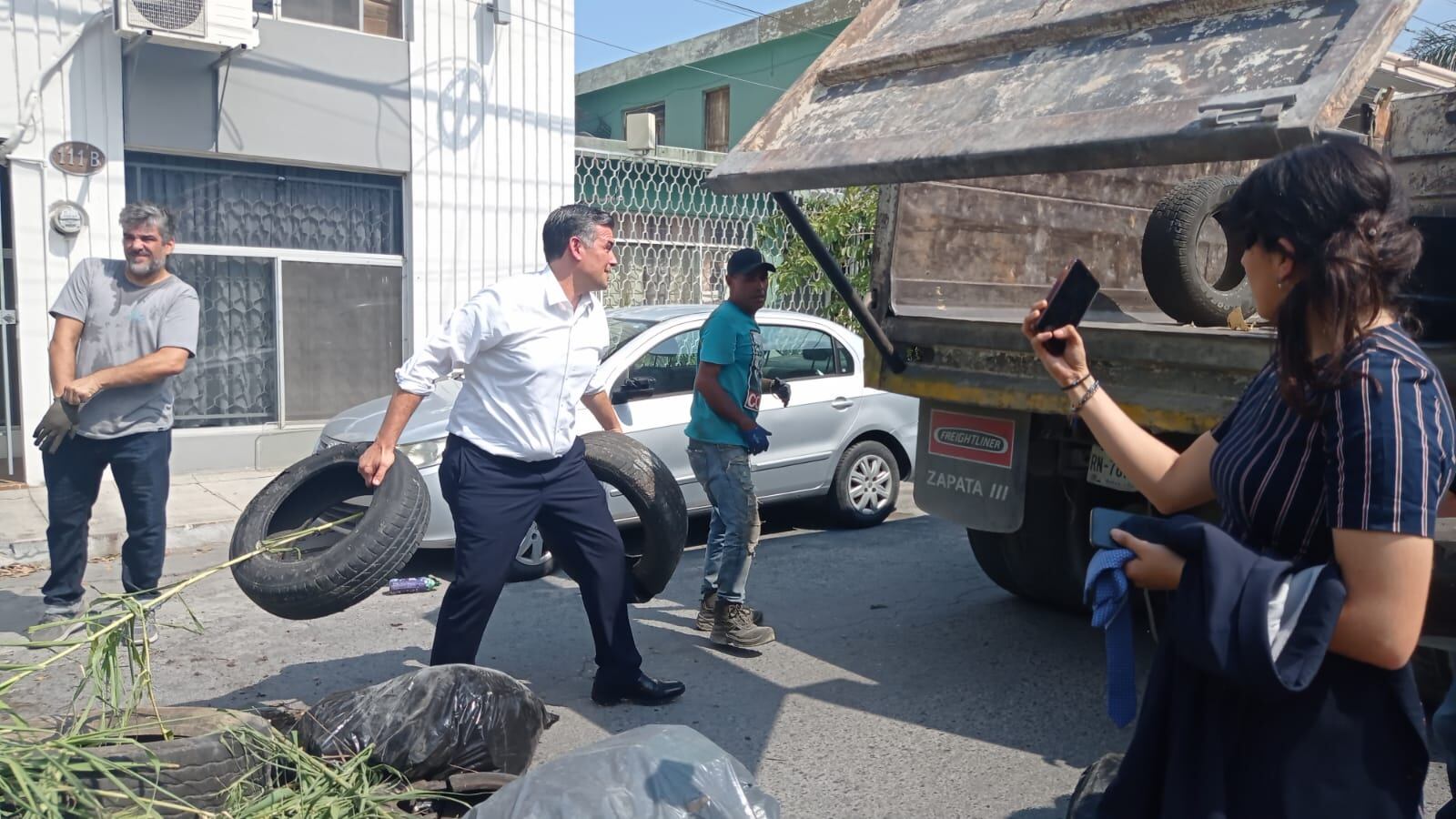 Mauro Guerra tuvo que acudir a la casa familiar para ayudar a limpiar la calle.