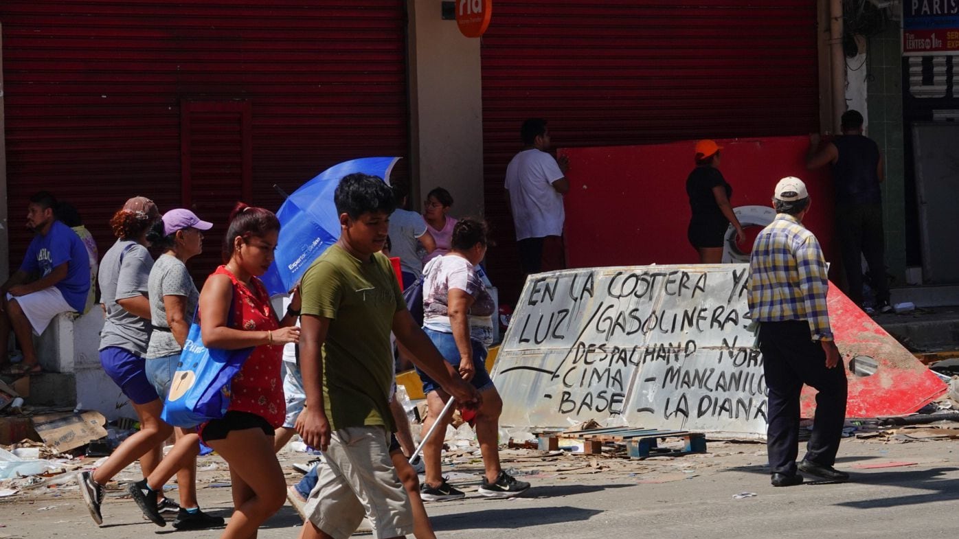ACAPULCO, 30OCTUBRE2023.- Habitantes de Acapulco tratan de retomar sus actividades tras vivir para dos al borde la incertidumbre tras el paso del huracán Otis. FOTO: ROGELIO MORALES/CUARTOSCURO.COM