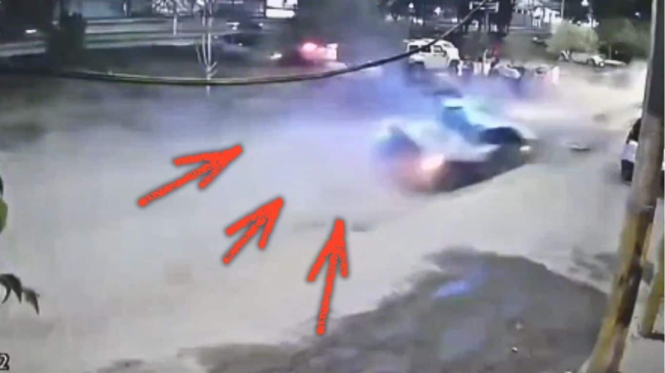 Patrulla cae en socavón de Neza