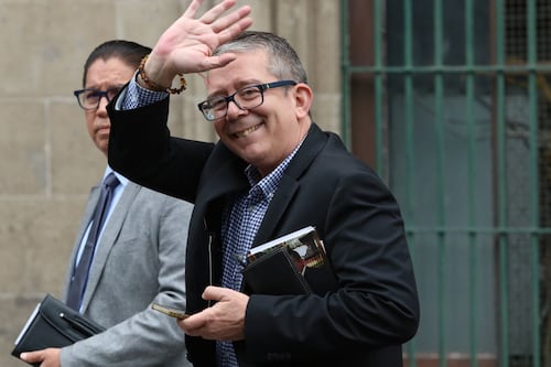 Mujer tomando el sol en Palacio provocaría la renuncia de Jenaro Villamil, titular de Infodemia