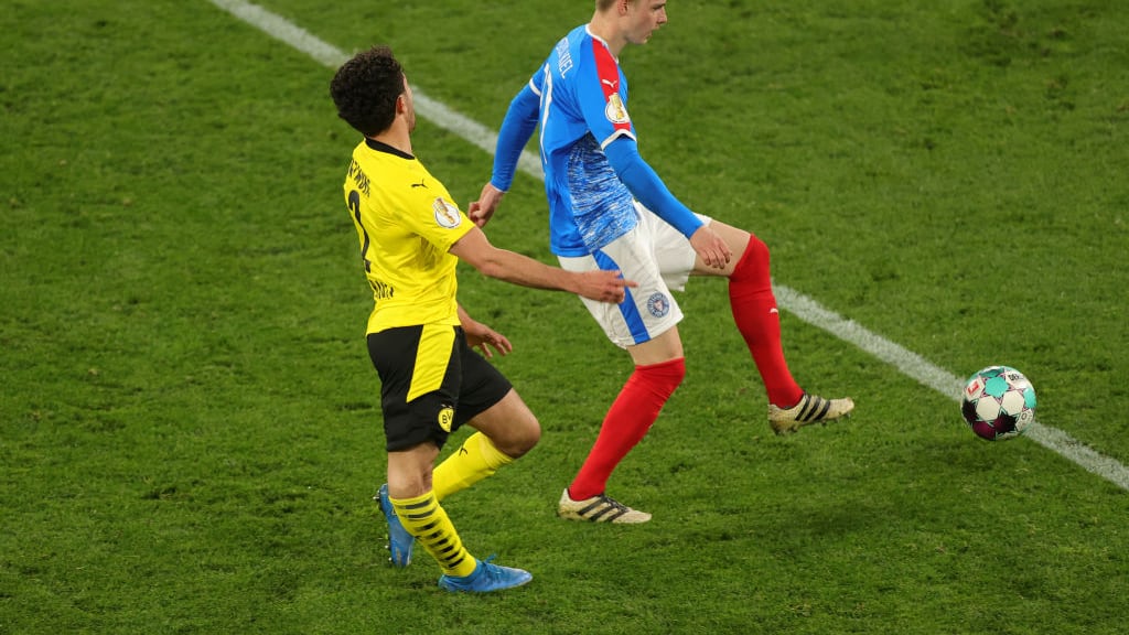 Jugador del Borussia Dortmund Mateu Morey sufre escalofriante lesión