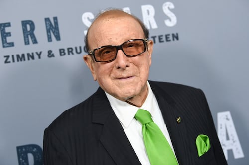 Fallece Clive Davis, reconocido productor musical estadounidense que catapultó a Whitney Houston