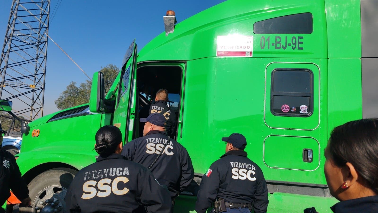 Las imágenes captadas en video muestran el momento en que la pesada unidad evade patrullas hasta quedar sin salida rumbo a la CDMX