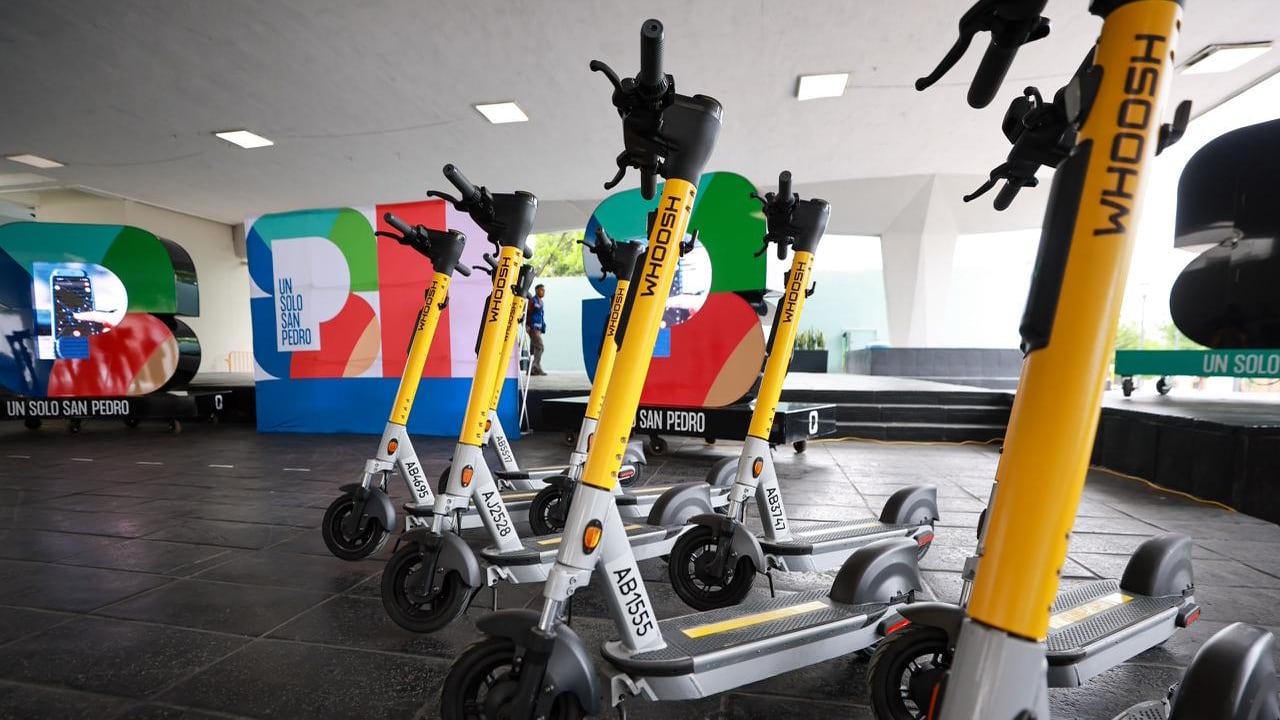 Los scooters también tienen zona de estacionamiento.