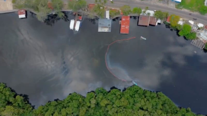 Autoridades estatales restringen actividades en ríos y costas tras el incidente en Dos Bocas.