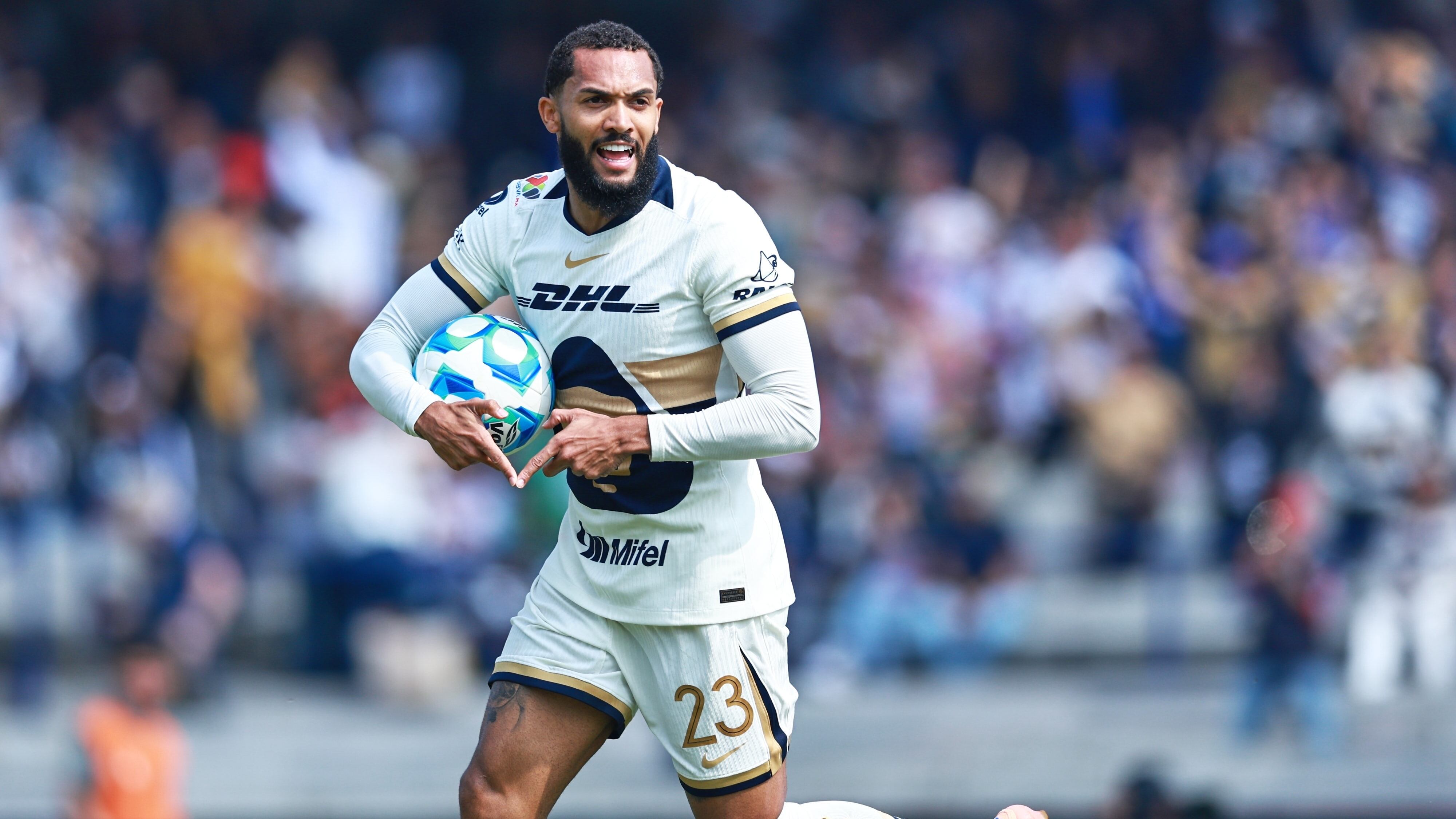 Juninho se estrenó como goleador de Pumas.