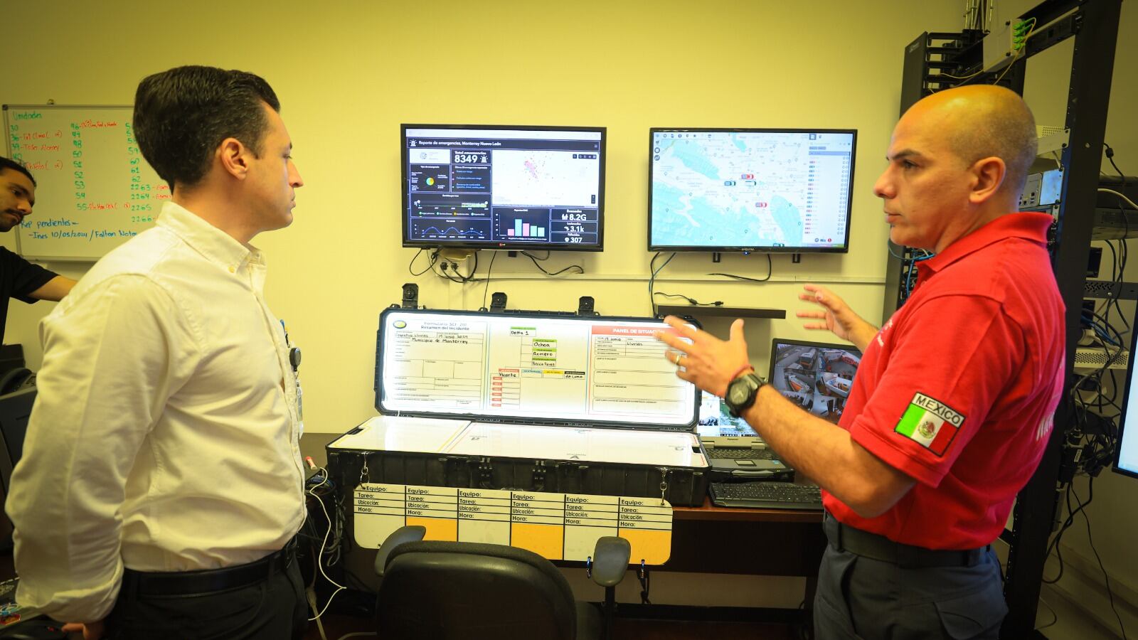 Fernando Fernández, director de Protección Civil Monterrey, explica el operativo al alcalde.