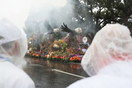 Por primera vez en dos décadas la lluvia fue protagonista en el Desfile de las Rosas de Pasadena