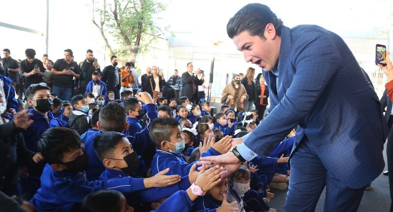 García pidió a los niños ponerse a estudiar muy duro porque Nuevo León necesita profesionistas.