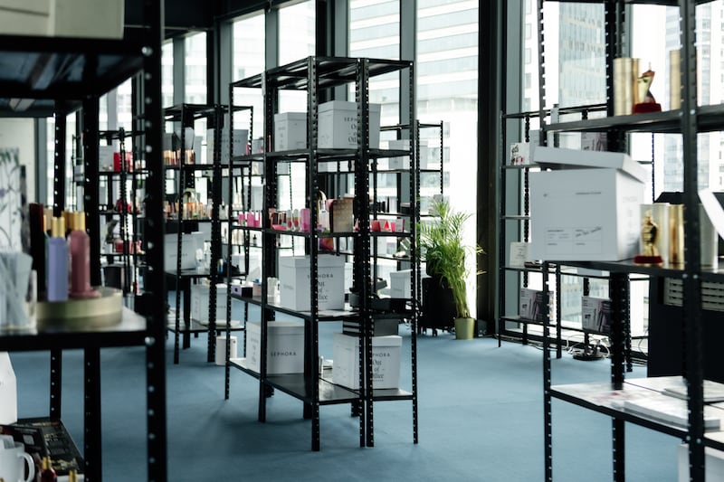 Entre oficinas retro, experiencias olfativas y un roof garden con DJ, Sephora presentó los productos que marcarán la temporada, desde la primera fragancia de Rare Beauty hasta lo último de Fenty Skin y Patrick Ta Beauty