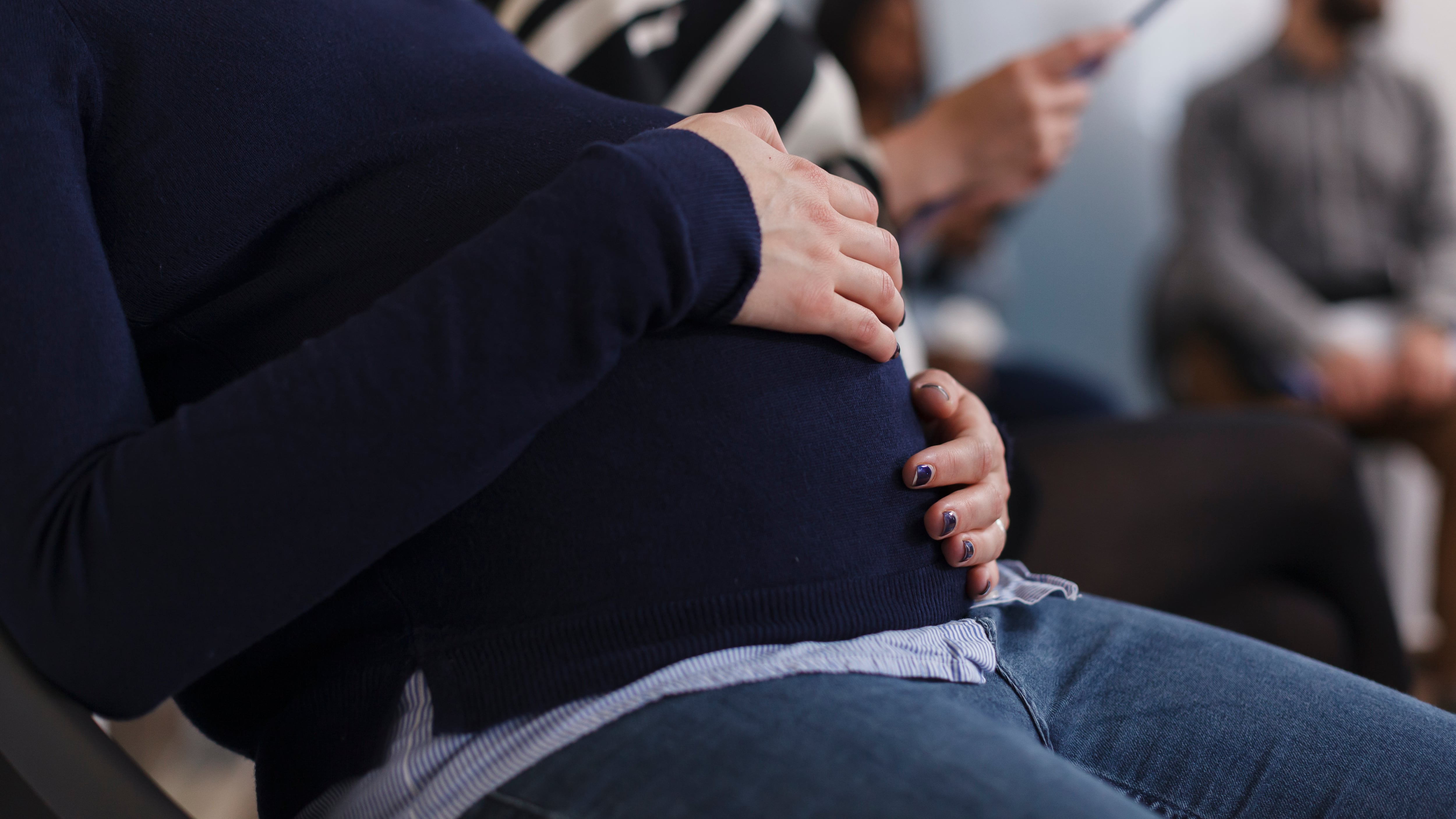 Una app llamada DopFone busca reducir la ansiedad y mejorar la atención prenatal, especialmente en zonas con acceso limitado a la atención médica. Foto: Freepik.