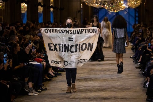Mujer invade desfile de moda para protestar contra el cambio climático